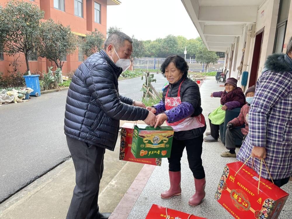 张总春节前慰问大花岭村福利院老人们