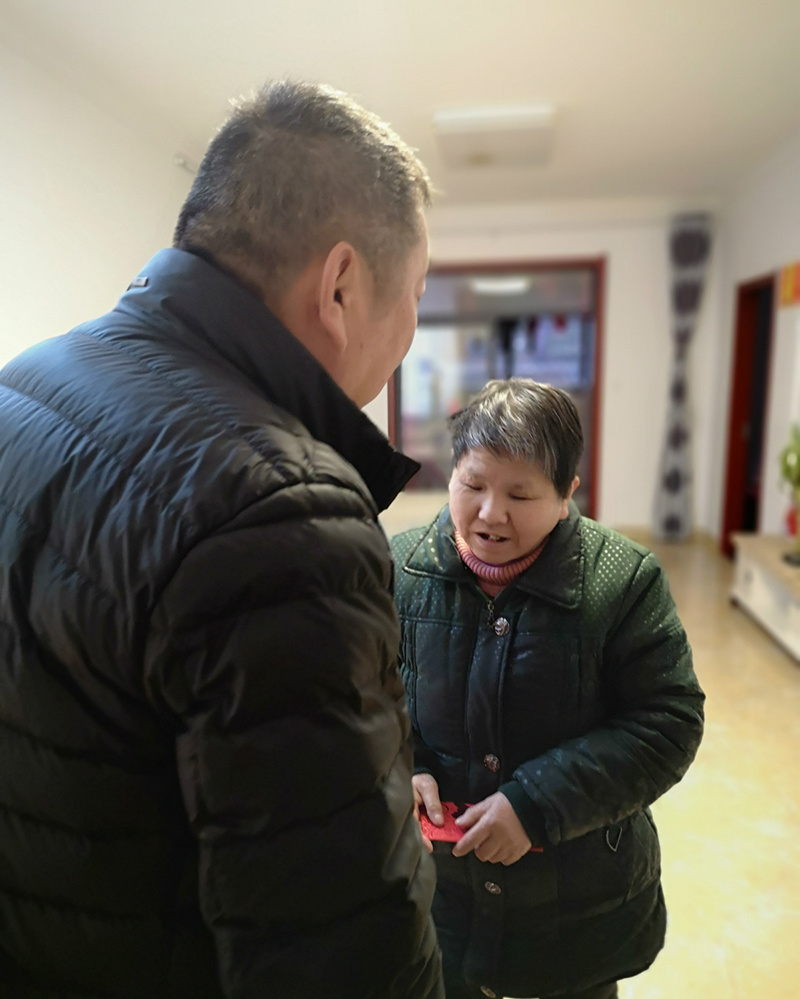 大花岭集团总经理张红扶贫帮困
