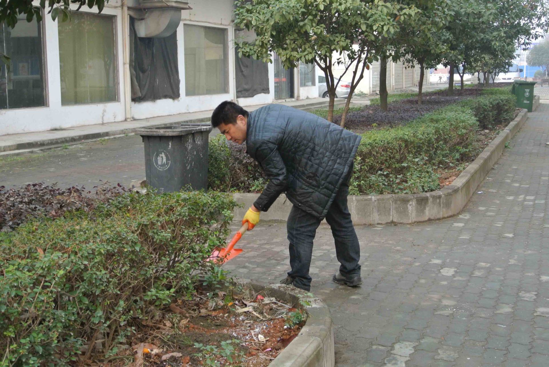 村委领导处理垃圾