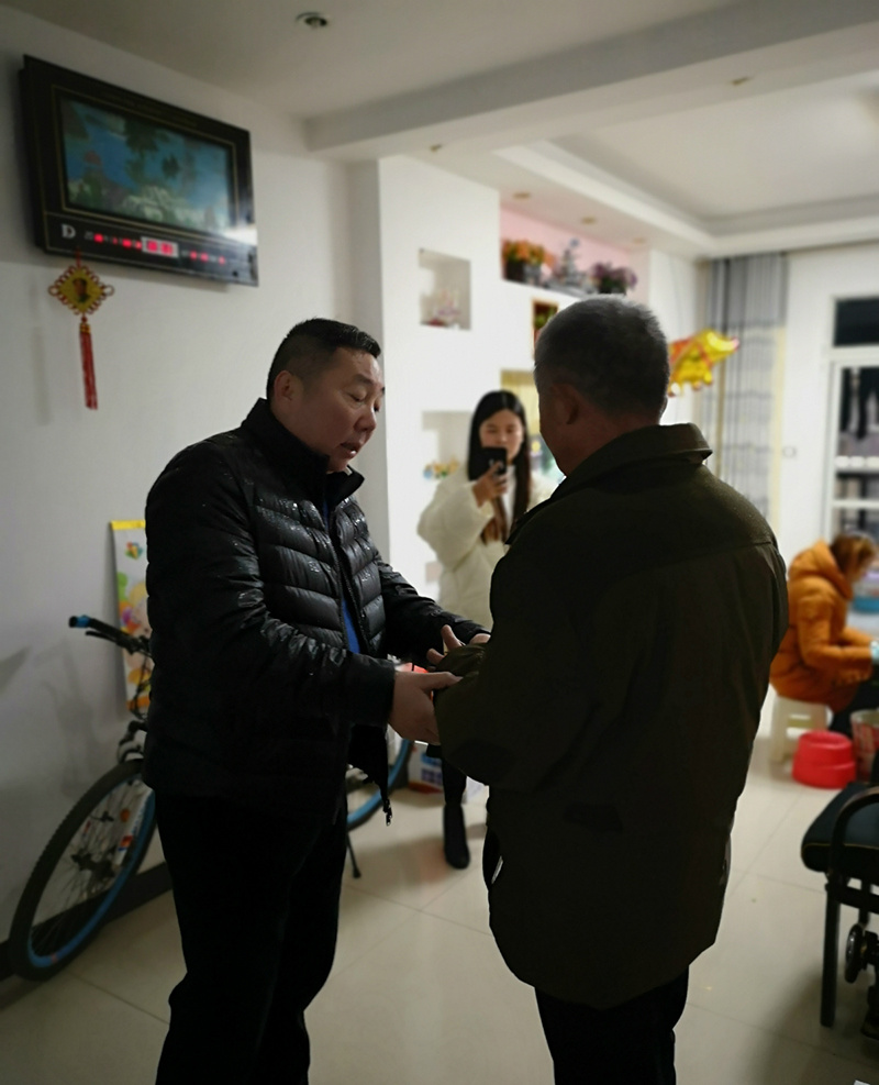 大花岭集团总经理张红扶贫帮困