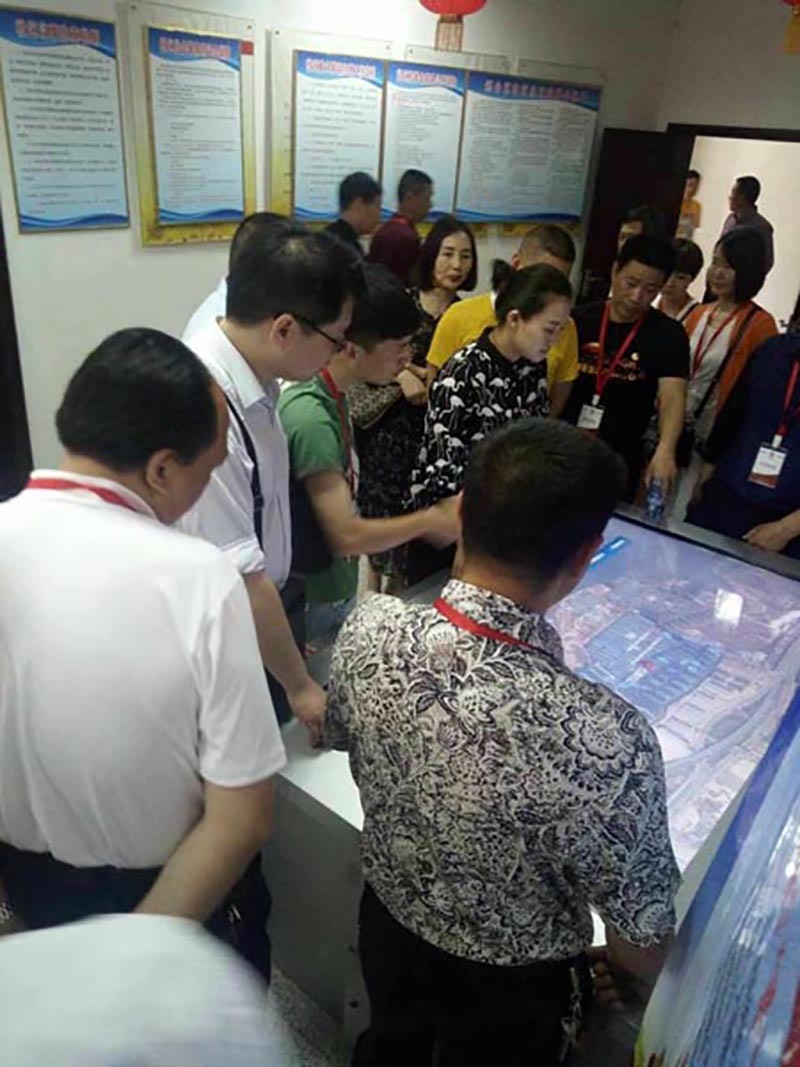 大花岭集团全体员工参观学习红霞新村