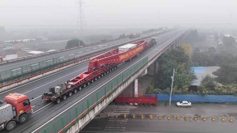 Shaanxi Road police provided full escort for the 582-ton "Giant".