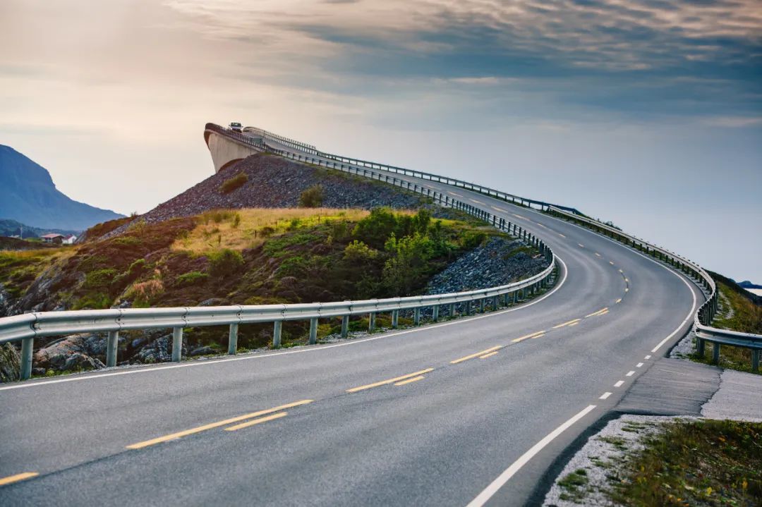 Why hasn't the earliest highway in the country, which has reached its toll-free period, become free?