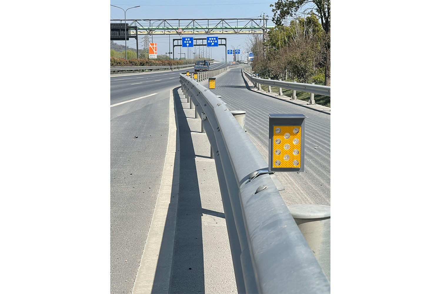 Solar - powered Synchronous Profile Light