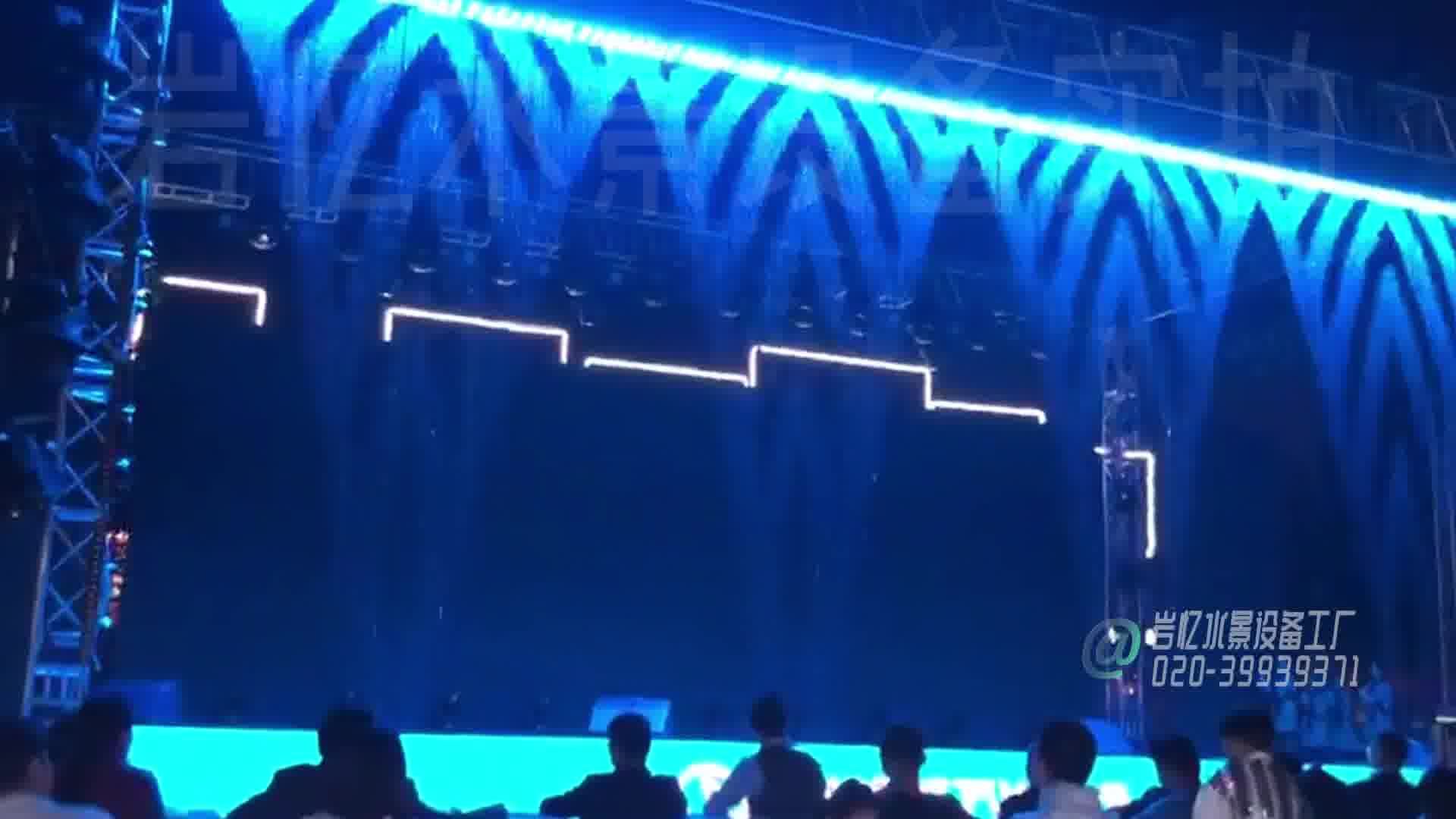最近很火的舞台水幕，前排观众就算近距离也不会被水溅到。