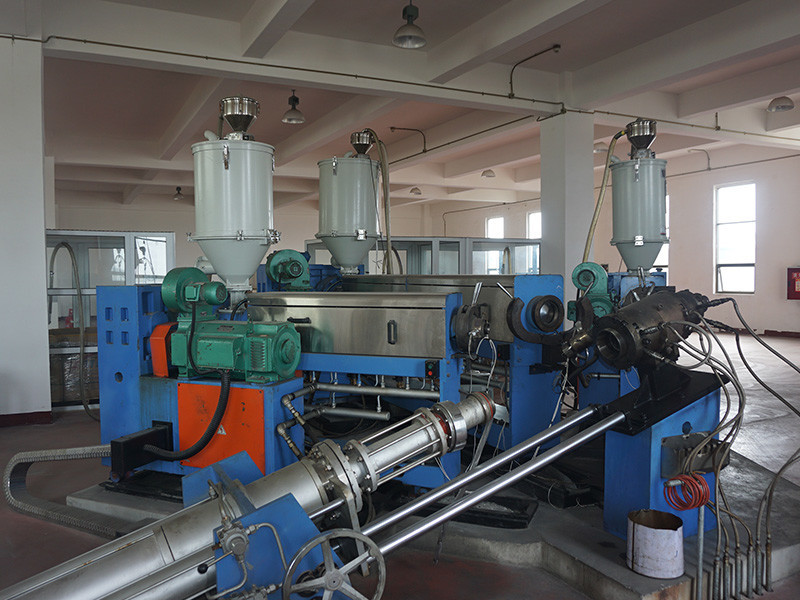 Three - layer co-extrusion cross-linking production line