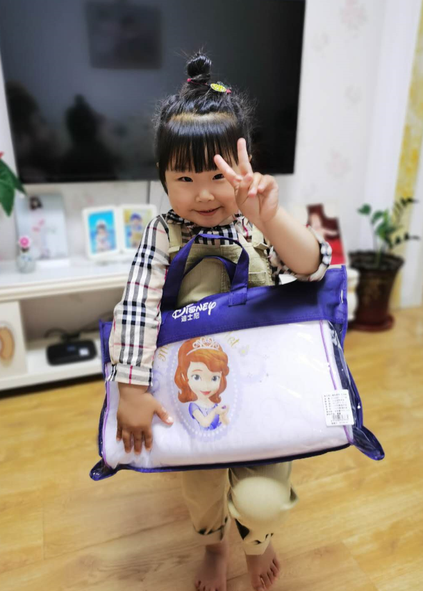公司工会为员工子女发放“六·一”儿童节礼物