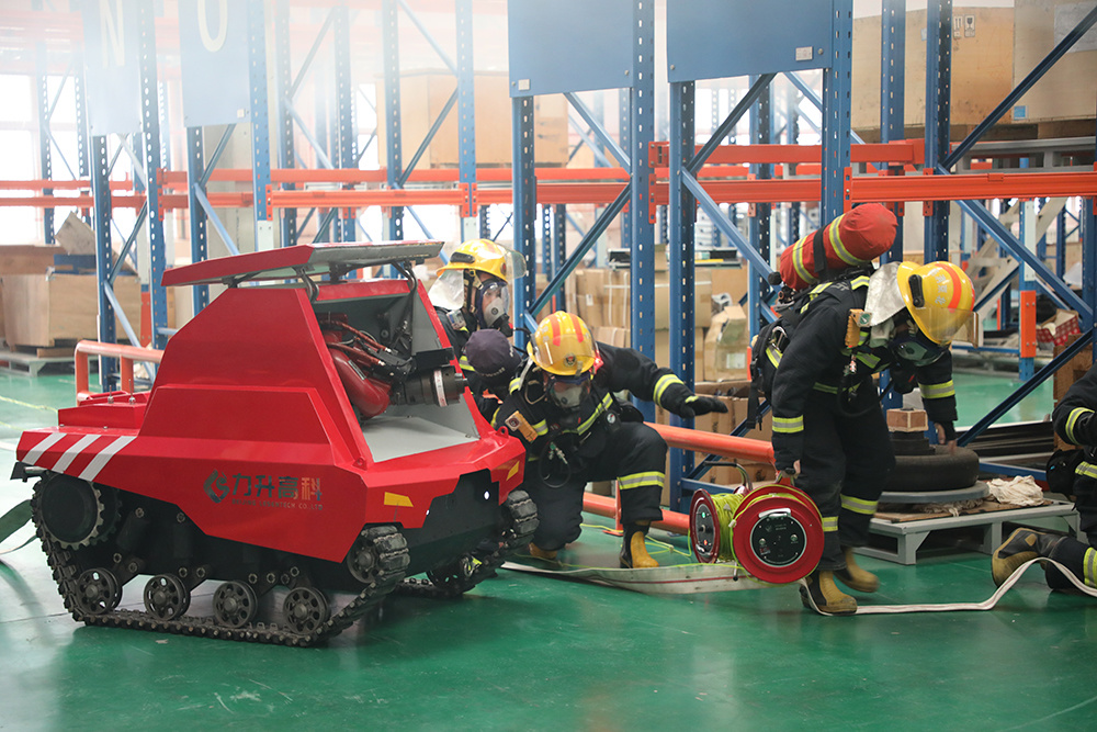 迎危而上！耐高温消防机器人参加地铁设备库房消防救援实战演练