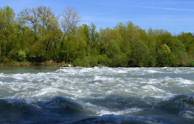 如何利用现代技术提高河流水文监测的准确性？