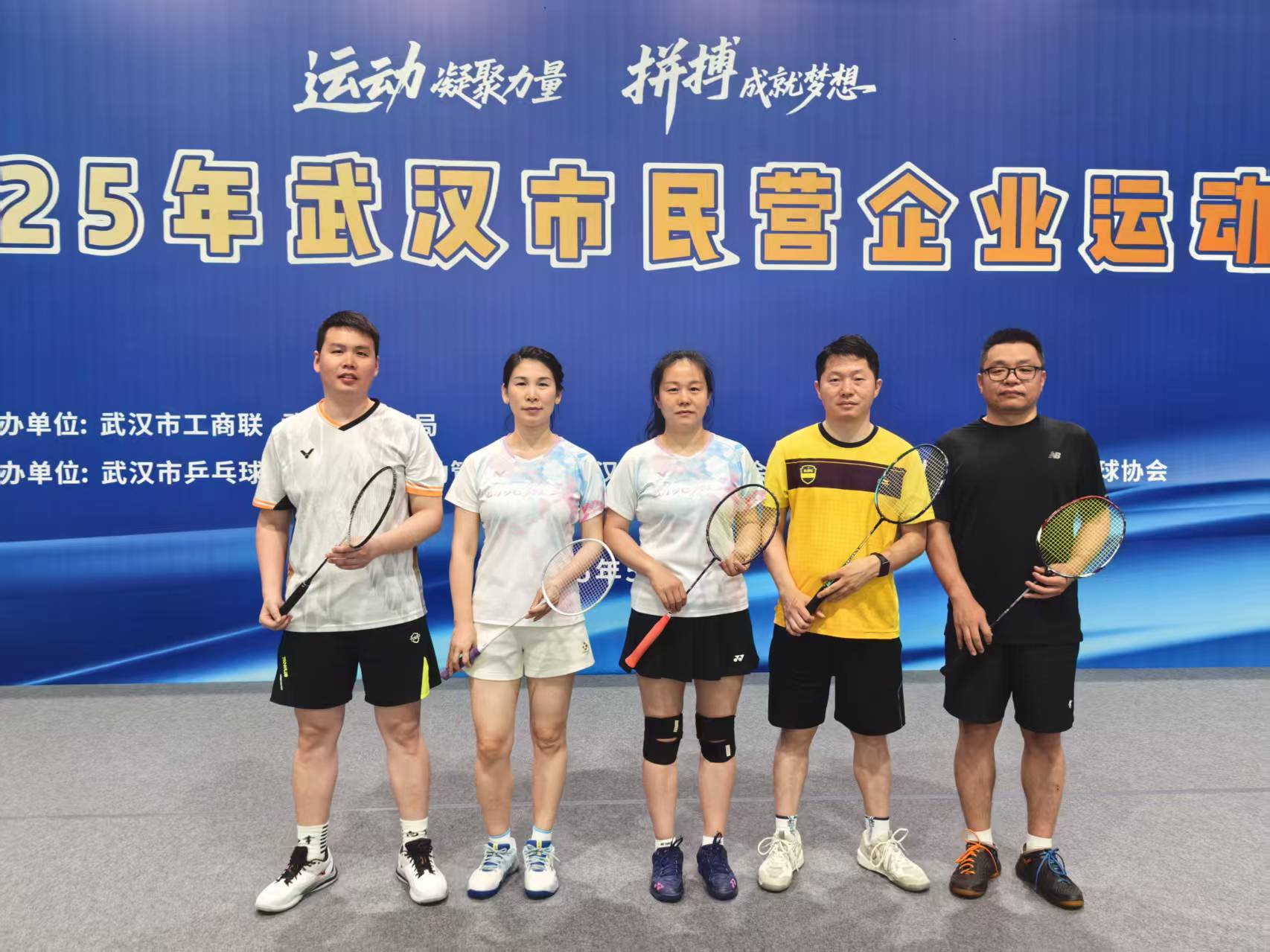 一群人站在一起合影

AI 生成的内容可能不正确。
