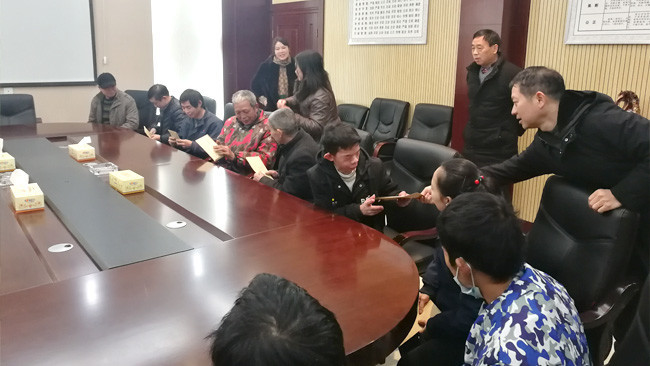 夷陵区残联领导慰问宏晨公司困难残疾职工