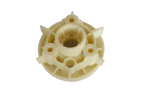 What should be paid attention to in the design of extrusion dies for plastic products?