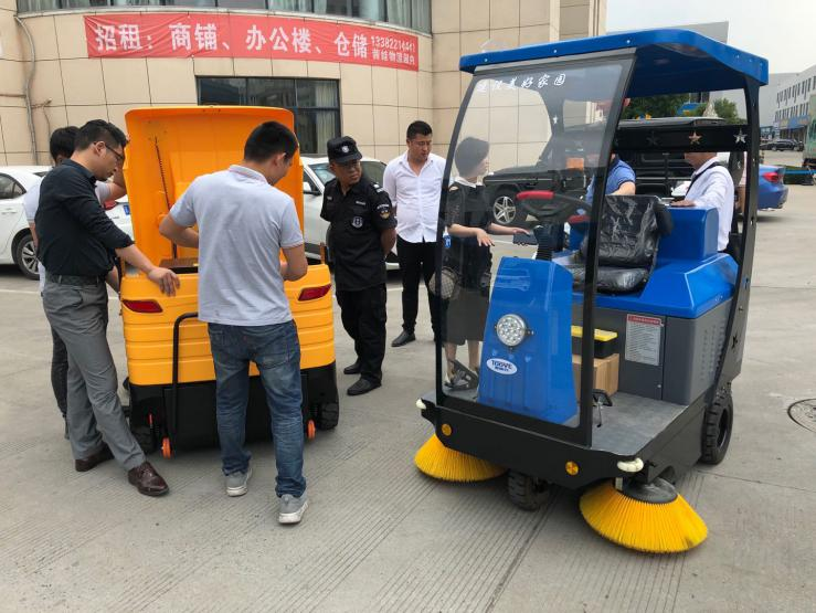 讓大家更明白手推式洗地機(jī)的使用方法