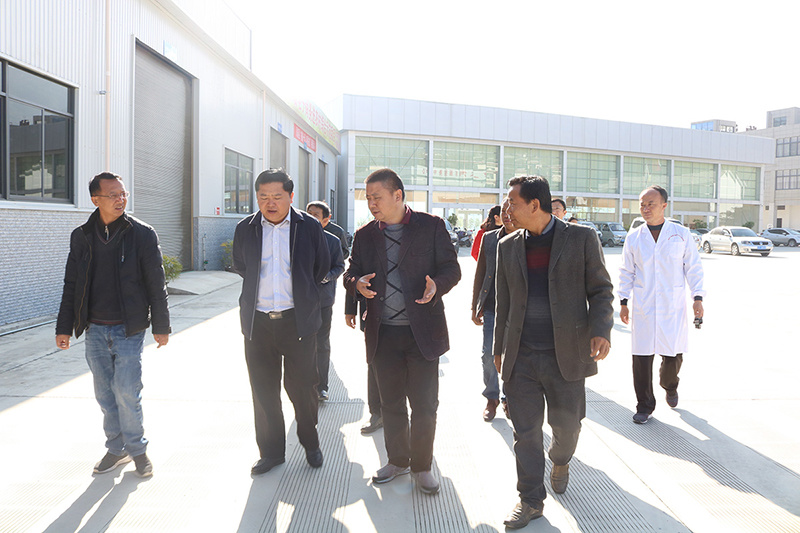赵子杰副市长到临沧工投顺宁坚果开发有限公司生产车间及仓库调研指导工作。