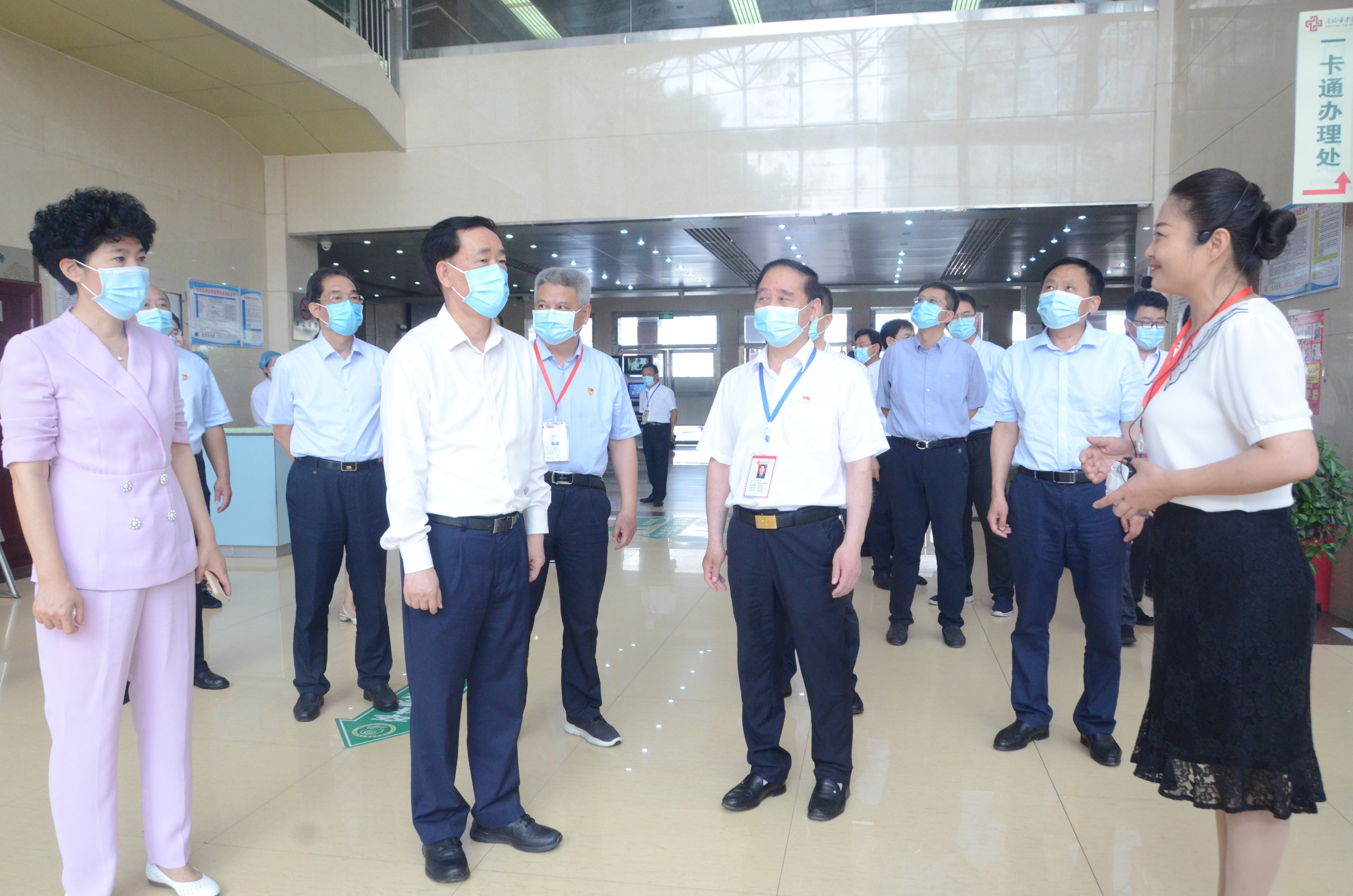 2021年6月27日上午,副省長戴柏華、省政府副秘書長趙學(xué)東等領(lǐng)導(dǎo)蒞臨南陽市中醫(yī)院檢查指導(dǎo)工作 2021年6月27日上午,副省長戴柏華、省政府副秘書長趙學(xué)東等領(lǐng)導(dǎo)蒞臨南陽市中醫(yī)院檢查指導(dǎo)工作