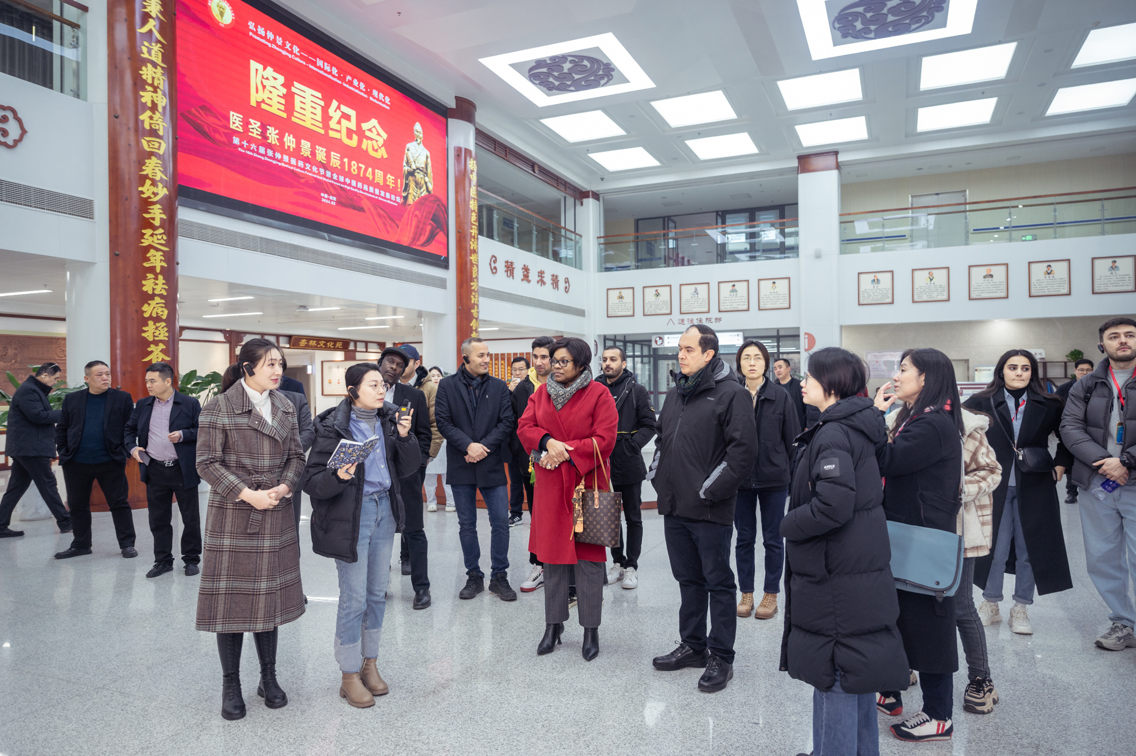 各國(guó)駐華使節(jié)和留學(xué)生代表來(lái)我院考察調(diào)研 各國(guó)駐華使節(jié)和留學(xué)生代表來(lái)我院考察調(diào)研