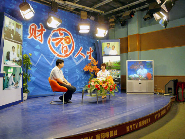 南阳电视台“财智人生”栏目对贾虎林院长（左一）进行专访