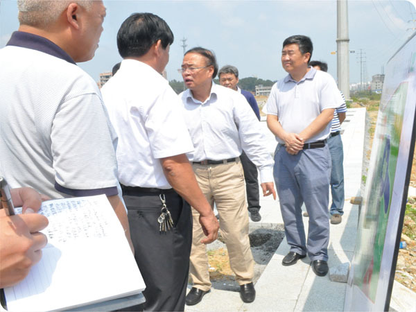 Peng Guofu, then Secretary of Huaihua Municipal Party Committee, investigated the construction of Huaihua Seed Industry Science Park