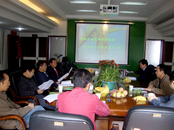 Zhou Zhikui (the third from the left), then Director of Hunan Provincial Seed Administration, organized relevant departments to inspect the work of Opuron
