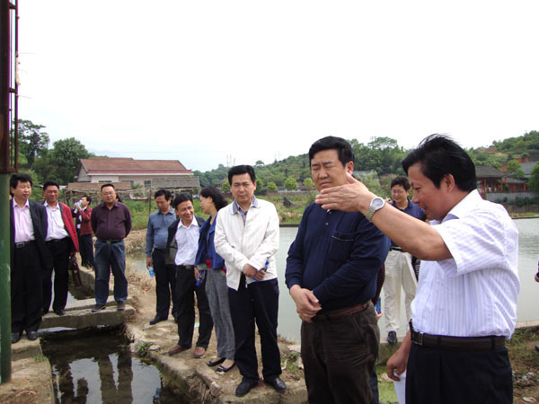 Chairman Zhang Zhenhua introduced the construction of scientific research base to Wang Xingshui (second from right), then Vice Mayor of Huaihua City