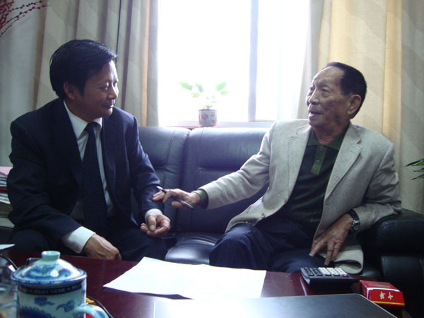 Academician Yuan Longping (right one) has a cordial conversation with Chairman Zhang Zhenhua.