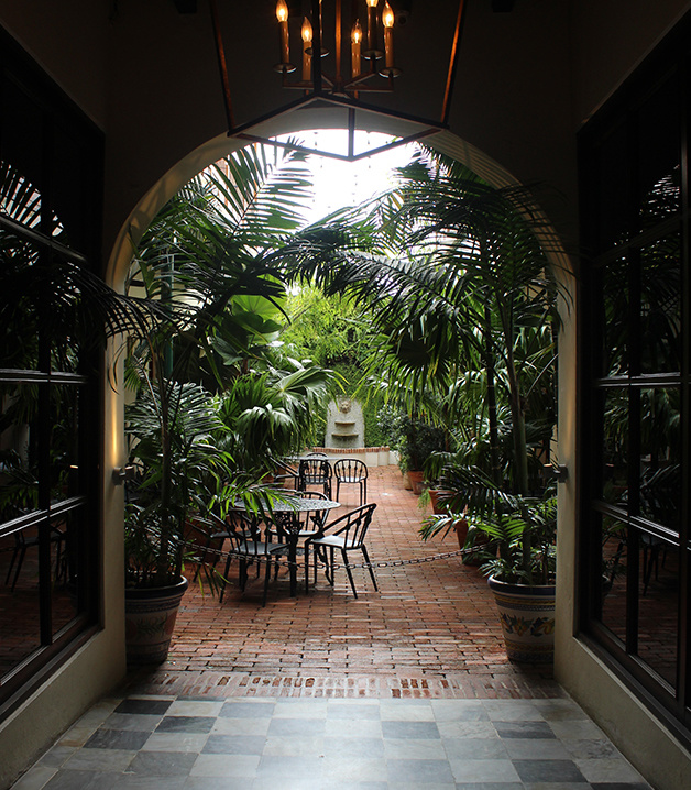 Natural Gardens - Curves, beds and focal points that let the eyes wander along the garden!
