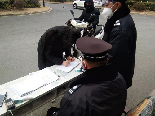 安徽商报合肥网讯 合肥高新技术产业开发区在国家的开发区中排名第六位，是全国第二个科学中心的核心区。在高新区，有一为国家科学中心建设提供安保勤务的服务，为“三个高新”建设默默奉献的特殊行业单位，即合肥涛瑞保安服务有限公司(后简称涛瑞保安)。它独立承接合肥高新区的中国科技大学先进技术研究所、东方航空公司、通威太阳能光伏产业园、天源迪科产业园、金茂湾等四十多家核心科研单位、产业园区、生产企业、施工工地的安保勤务，还携手物业承接永和家园，永和南苑等小区安保勤务。    涛瑞保安第一时间投入一线战斗     　　疫情就是命令，抗疫就是责任。自2020年元月20日，新型冠状病毒感染肺炎疫情爆发以来，牵动着全国人民的心。涛瑞保安第一时间成立了疫情防控领导小组，第一时间投入战斗中。为响应党中央号召，科学制定疫情防控方案，合理安排防控工作。总经理骆虎全面指挥协调，两位副总经理分别在通威太阳能、中科大先进技术研究院一线指挥参战。二十四名中队长吃住在一线，272名员工春节未放一天假，始终战斗在抗击疫情一线。为及时做好疫情防控工作，涛瑞保安购买口罩，消毒液，手套，测温计等防护用品，确保一线防控队员身体安全。       在抗击疫情特殊时期，涛瑞保安除承担安保勤务外，还承担了单位、公司、企业、小区等封闭管理期间疫情防范的重要工作，开展进出人员健康状况核实登记、体温检测和进出车辆核实登记；同时做好出入管理、秩序维护、公共场所和设施消杀、人员排查隔离、信息报送等防疫工作；并协助服务单位、街道社区做好隔离人民和困难群众的日常生活保障，成为社区公共卫生供给和应急管理体系的重要部分。  　　涛瑞保安是公共卫生供给和应急管理保障的一部分  　　这次抗击疫情战斗中，在严格落实安保勤务的同时，加强了政府部门，街道社区的联合协助。  　　涛瑞保安有两个中队78名队员承担了合肥高新区永和家园，永和南苑两个小区约2.3万人口的疫情防控工作。限于街道社区人手有限，保安队员承担了大量社区委派的通知张贴、人员排查、车辆记录、测量体温、规劝佩戴口罩、公共场所如电梯等设施的清洁消杀、人员的隔离服务、暂时封闭出入口并实行封闭式的管理等防疫工作。保安队员对社区居民人熟地熟，积极向居民宣传疫情防控知识，引导规劝居民戴口罩、不出门、不聚集、防感染、自觉服从疫情防控严格管理。尤其是小区排查有8个楼栋8个单元，发现8位居民与感染新型冠状肺炎病人有接触史，并对其实行了封闭在家隔离。保安队员每天都为隔离区域消毒，清除生活垃圾，代购配送生活必需品，使隔离人员顺利度过14天的隔离期。  　　保安队员与社区工作人员携手努力，承担两个万人小区疫情防控。实现小区封闭管理规范到位，居家隔离服务到位。未发生一例感染病例，未发现一例发热咳嗽现象。在抗击新型冠状病毒感染肺炎的战斗中，我们并没有像社区，像物业那般受到关注。但涛瑞保安已成为社区公共卫生供给和应急管理保障的一部分。    为服务单位筑起一道抗疫防线  　　涛瑞保安是公安部门监管的特殊行业公司，它直接服务于合肥高新区的部分重点科研单位和重点光伏企业。中国科技大学先进技术研究院入驻国家级科研单位、企业200多家，中国量子控制中心就在其中。天源迪科企业园已入驻企业20多家，通威太阳能是上市公司。春节期间在岗值班，留守企业及维修施工人员达一千二百多人。  　　疫情爆发之初，元月二十四日(大年三十)涛瑞保安组织员工，对所有服务的科研单位，公司，企业，施工工地实行封门封厂，对所有在岗上班和留厂未返乡人员逐一进行查验身份证件、测量体温、做好健康信息登记及场所消毒等防疫工作。元月二十六日(大年初二)封闭企业单位通道，限制在岗留厂人员出入，禁止身份证号42开头的人员进入。  　　元宵刚过，部分职工开始返厂，企业也陆续准备复工复产，为此涛瑞保安统一规范要求，对第一次返厂职工采取十项措施；一是查验身份证件；二是询问返厂交通路线和工具及时间；三是询问有无发热咳嗽等健康情况；四是询问有无接触新型病毒感染病人和途经疫区情况；五是做好信息登记；六是必须佩戴口罩；七是发放出入证件；八是进行场所、物品、人员消毒；九是禁止一单一企有两门或两门以上进出；十是禁止身份证号42开头人员进入。如有发现身份证42开头人员及有感染病人接触史或途经疫区的全部实行14天隔离。  　　为落实企业复工复产，科研单位正常上班，公司大、中队长及时调整队员力量。通威太阳能2月13日开始复工，2月15日复工人数达二千多人。在上班高峰时期编排八个小组，使用八支测温计，按规定距离排八个队列检验证件，测温登记，以确保防疫到位，确保企业职工及时正常上班。到2月22日，科研单位和公司企业已有70%复工复产，施工工地有40%复工。  　　正因为涛瑞保安高度重组，措施有力，工作到位，履职尽责，担当责任，在服务范围内未发现一例发热咳嗽，也未有一人被感染隔离。为服务的科研单位、公司、企业及施工工地的安全，为服务单位的全面复工复产筑起了一道防线。    涛瑞保安是一支特别能牺牲奉献的队伍  　　抗击新型冠状病毒感染肺炎的战斗，是一场没有硝烟的战争。这次疫情具有传播范围广，防控难度大等特点，是对我们涛瑞保安及队员的一次大考。在这场大考中，涛瑞保安队员与白衣天使一样，舍小家为大家，自2020年元月20日疫情爆发以来，272名队员第一时间冲向战场，始终战斗在抗击疫情的第一线。  　　专家要求居家防护、不聚会、不去人员密集场所、戴口罩、勤洗手，勤消毒。而我们的保安队员，在防护物资投放紧缺的情况下，仅凭一只一次性口罩和一瓶消毒液，24小时守护在单位，企业，公司，工地，小区的封闭门口，为进出人员和车辆，检验证件，测温，询问，登记。每时每刻都有感染新型冠状病毒的可能性，但所有队员不畏惧，全部冲在危险最前面。  　　春节本应正当万家团聚时刻，所有队员为抗击疫情未放一天假，全部是在抗击疫情的战场上度过的。公司副总共产党员夏国林同志今年已经是第十一年在岗位上过年了，2020年的春节涛瑞保安还有很多员工和夏国林同志一样，带着饭菜来到值班室坚守岗位，这饭菜是家人为他们准备的特殊的年夜饭。  　　涛瑞保安队员大多为城郊农民，他们虽然文化程度不高，年龄偏大，身体欠佳，但他们人品好，素质高，责任心强。老党员周金海同志腰间盘突出，可他每天仍坚持弯着腰上班，在小区封闭门口进行人员登记测温，车辆出入登记。他还圆满完成一栋楼84户的每户每人的信息摸排登记上报。类似周金海同志一样有十多位队员，克服身体欠佳因素，坚守在抗击疫情的第一线。    元月26日和2月15日，合肥连下两场大雪，加上倒春寒的连日阴雨，我们的保安队员不畏严寒，不畏孤单，不惧恐慌，不怕艰苦。在风雨中，在纷飞大雪中，在寒夜人静时，在封闭的值班室门口，在午夜的灯光下，处处留有他们的身影。  　　他们每月工资收入仅两三千元，在这场抗击疫情战斗中，别人往家躲，他们往外冲。很多人认为他们现在有放松时间了，子女也都能挣钱了，这微薄的薪水并不值得他们冒险。但他们明确回应“国家有难，匹夫有责。我干不是为了钱，是为了一份责任，成千上万的白衣天使都战斗在最危险的地方，难道我不应该发挥余热，为抗击疫情做点事情吗？”  　　是的，保安队员也只是一般员工，但“时代的一粒灰尘，落到个人头上就是一座山”。国家危难之时，他们责无旁贷，牺牲小家成全大家，放弃假日，放弃休息，放弃全家团聚欢乐，不为名，不为利，第一时间冲锋战斗在抗击疫情第一线。始终战斗在抗击疫情最危险的前线。抗击疫情战斗时间过月，没有一名队员退缩辞职。正因为有他们的执着坚守、责任担当和牺牲奉献，才能为单位，企业，公司，工地，小区筑起了疫情防线。他们是最美逆行者，是最勇敢的无名英雄。  　　没有一个冬天可以逾越，没有一个春天不会到来。我们坚信在以习近平同志为核心的党中央领导下，只要我们与党和政府同心同德，与国家和人民众志成城，就一定能共克时艰，取得疫情阻击战的最终胜利！