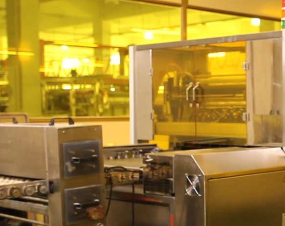 Automatic compression molding machine Automatic compression molding machine