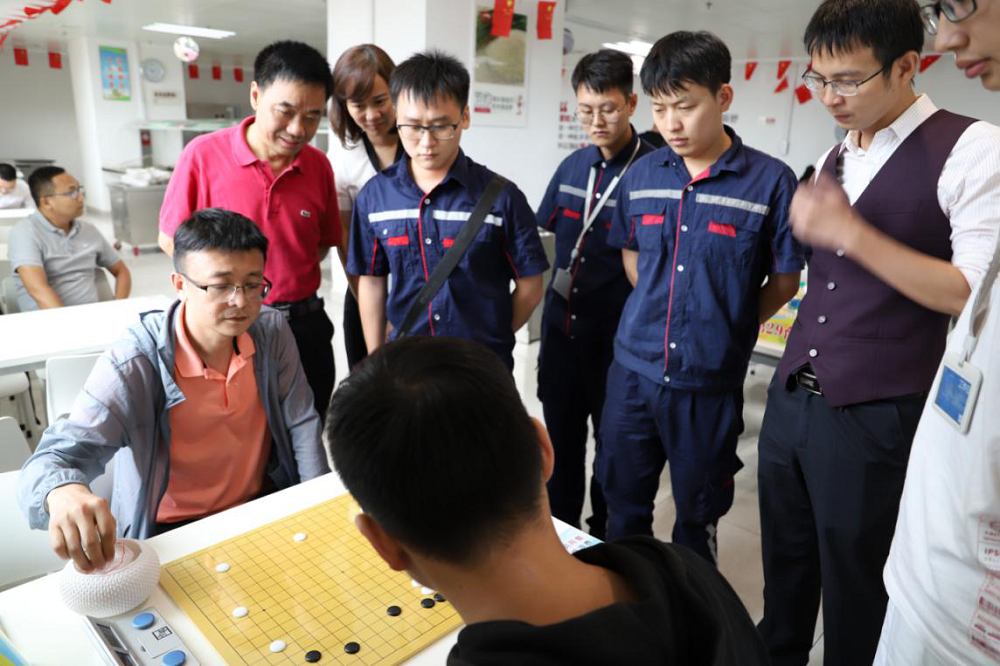 围棋组:冠军为总师室付胜华,亚军为集团机关曾欣,季军为运管中心查浩