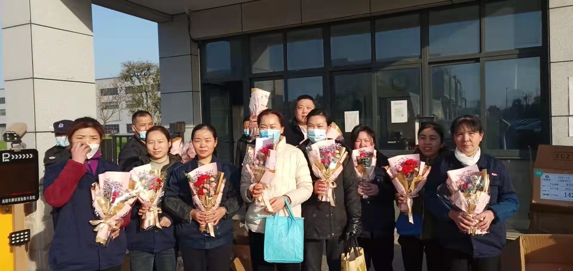 神力電機工會組織開展送鮮花、送祝福“三八”婦女節活動