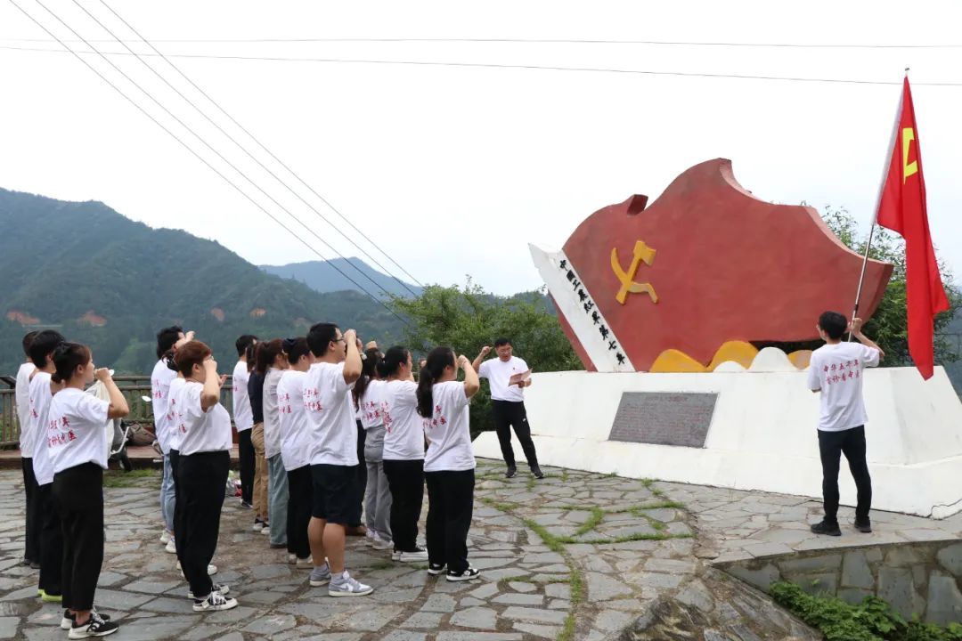 榕江县中医院党委到计划乡加宜村开展“医者红心向党·使命担当砥砺前行”七一主题党日活动