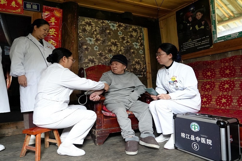 县中医院党员医护人员为65岁以上失能老人提供上门健康服务