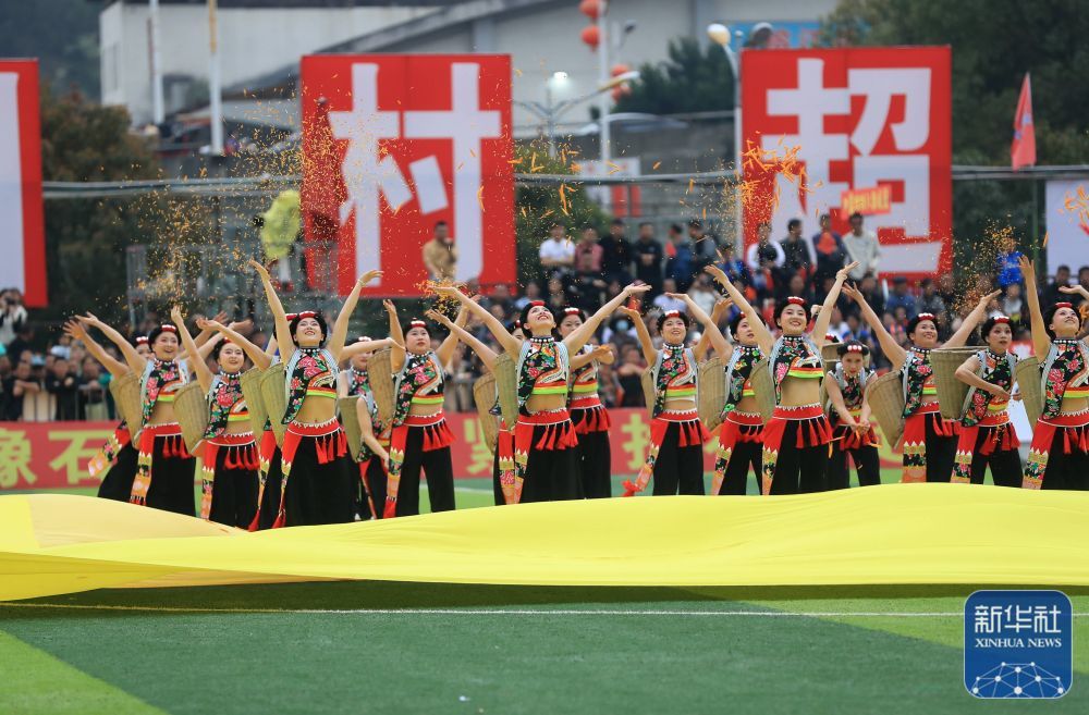 县中医院医护人员在2024年第二届贵州“村超”总决赛开赛开幕式上表演
