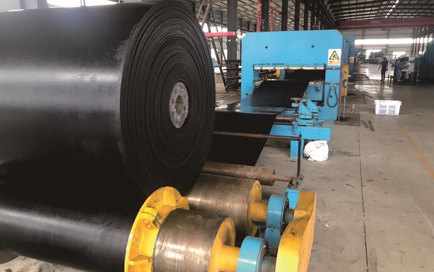 Oil resistant conveyor belt