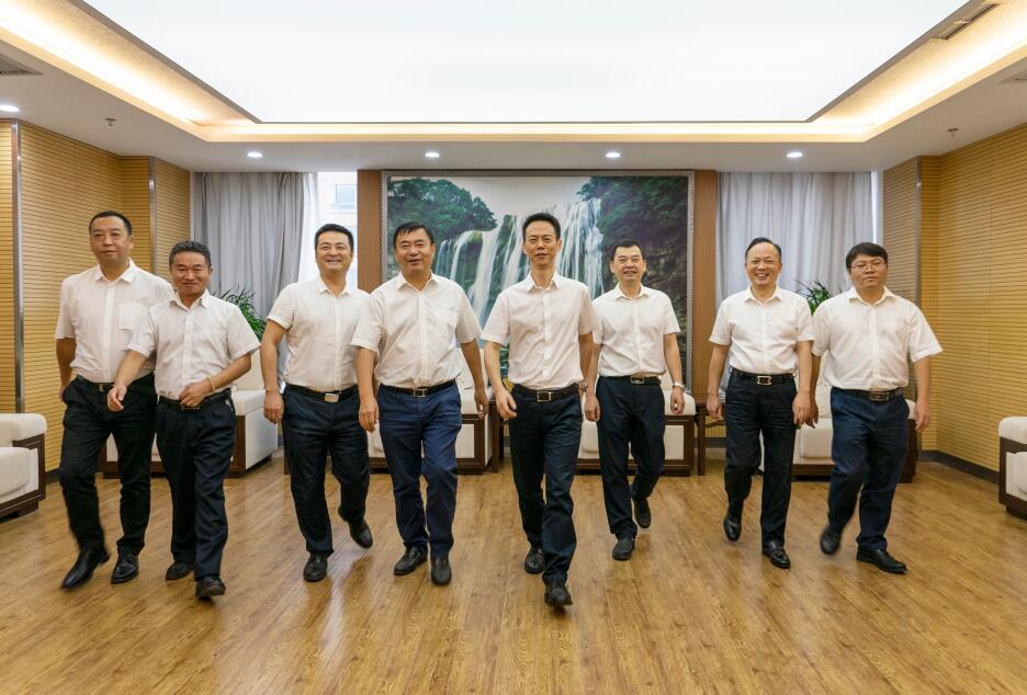 公司领导班子成员（从左到右）：王波、余有水、吴麟、胡涛、张义勇、付定鑫、周斌、李德勋
