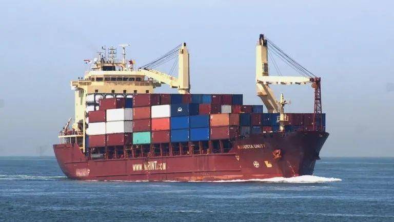 Shipping to India：The container ship capsized and several containers fell overboard