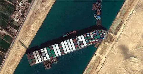 Ukrainian shipping: A cargo ship ran aground in the Suez Canal, bound for China!