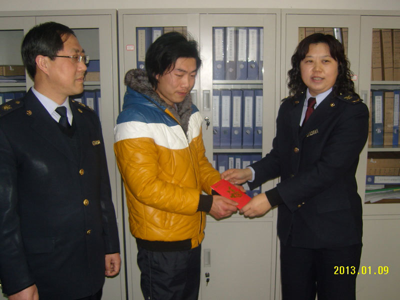 Yantai Entry-Exit Inspection and Quarantine Bureau donated to our company's employees in need