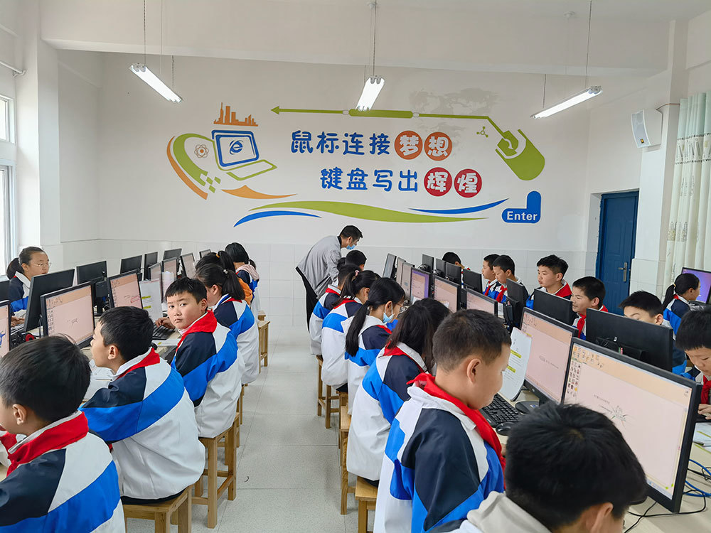 白云区一小学捐赠电脑图片