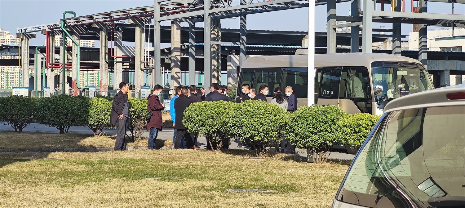 Zhang Jiasheng, prefeito da cidade de Yichang, visitou a empresa para investigar a produção ininterrupta durante o Festival da Primavera e supervisionar o trabalho de produção de segurança