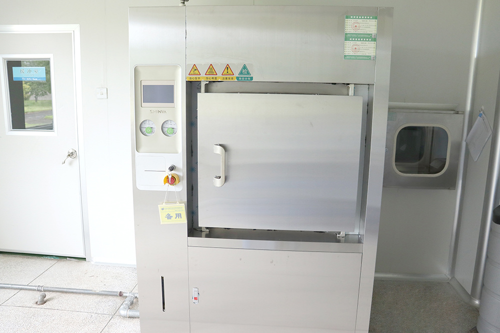 Pulsed vacuum sterilizer