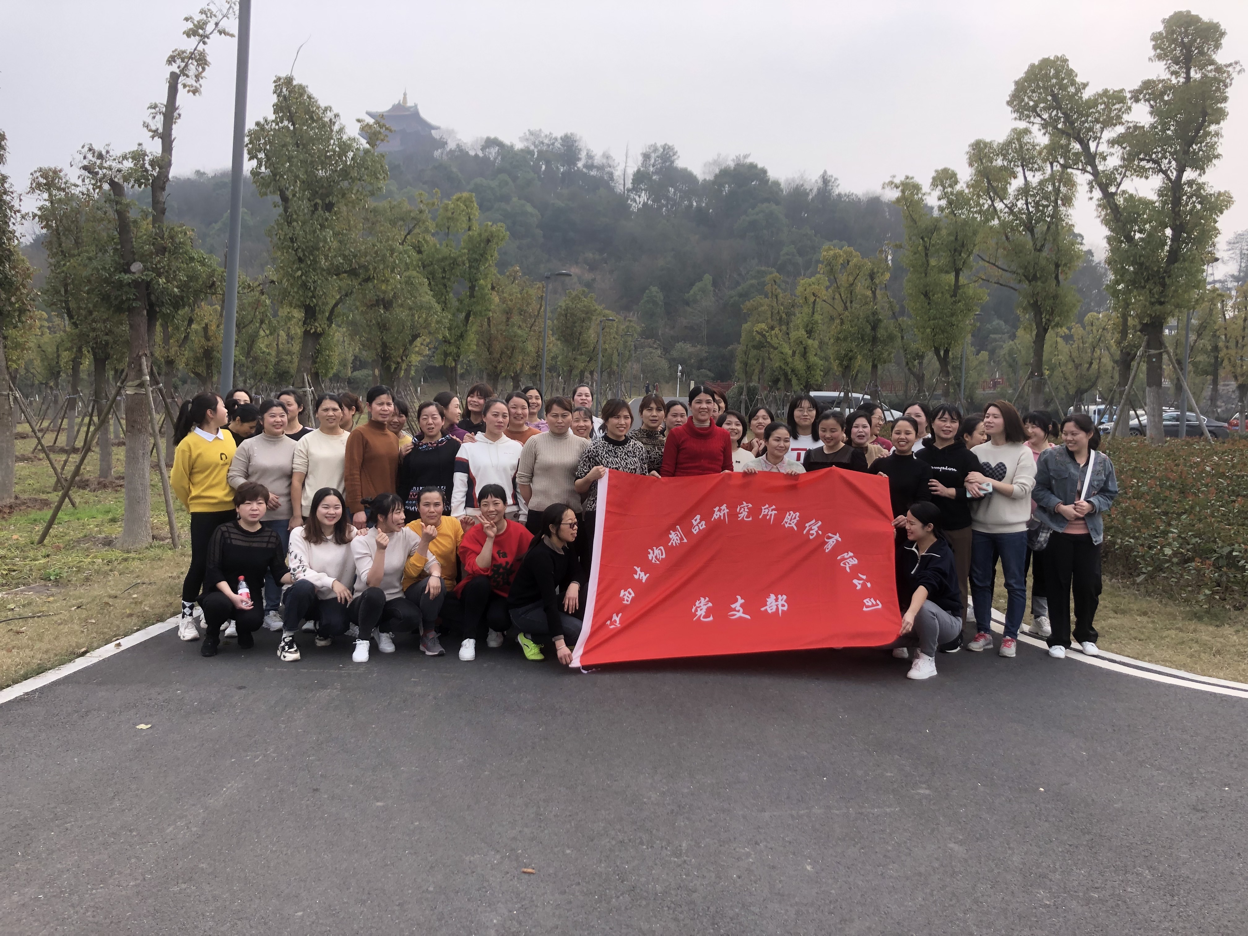 “魅力女神，相约神岗山”--奥门威奥门威斯人网站注册平台开展庆“三八”妇女节登山比赛活动