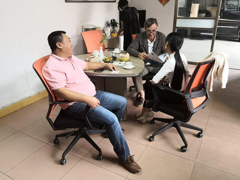 2018-10-17 Foreign customers come to visit our company