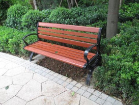 公园塑木休闲椅 该如何放置呢？