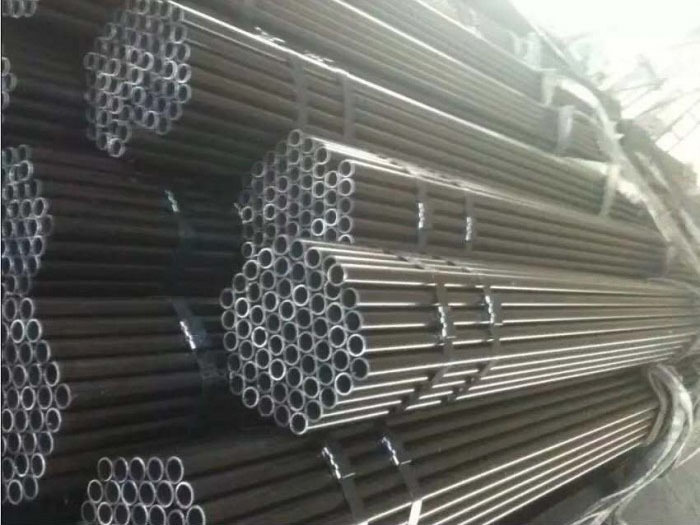 What is the performance of stainless steel pipe at low temperature?