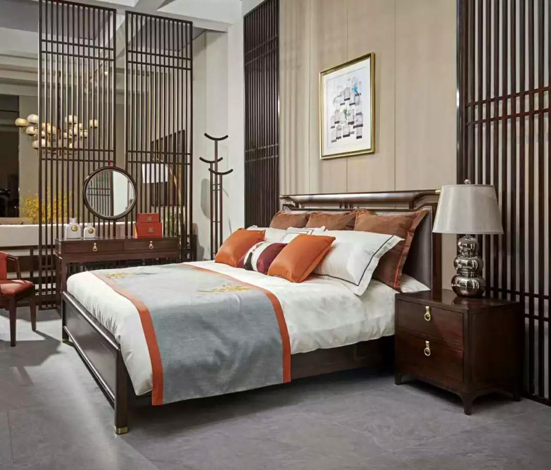 恬静的居所，典雅的新中式家具，相得益彰的装饰点缀，营造出一个温馨舒适的家！