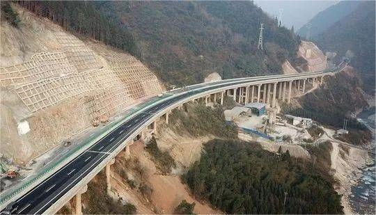 四川省泸定至石棉高速公路
