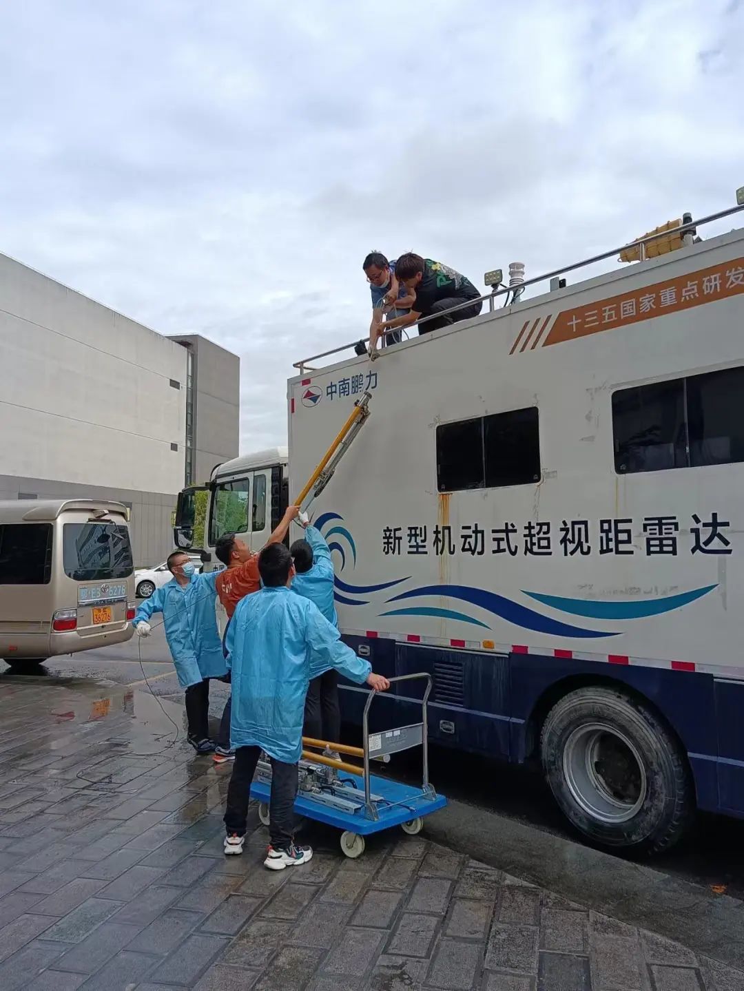 致敬鹏力人