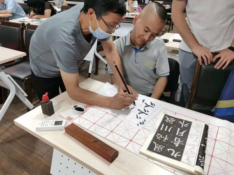 The pen walks the universe, the ink writes the national style - the activities of the 6th Golden Heron Calligraphy Training Course