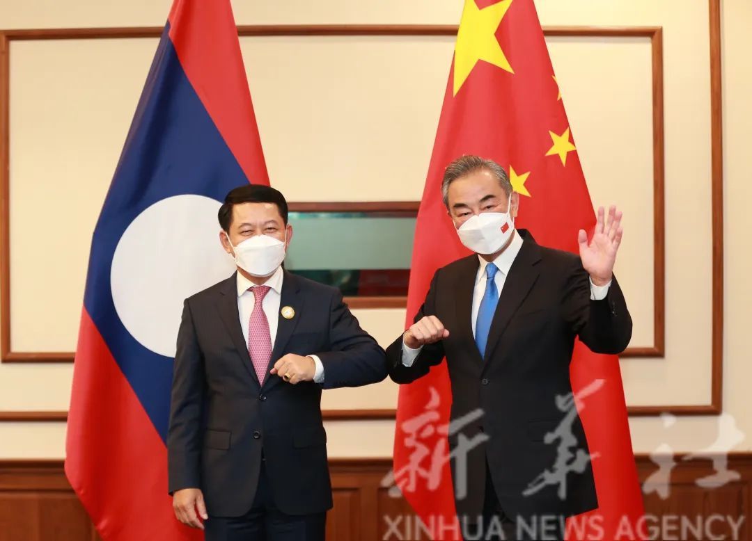 王毅会见老挝副总理兼外长沙伦赛